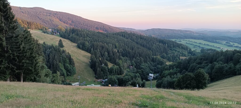 Darmowe tła renderu widok prze okna wizualizacja wnętrz domów góry